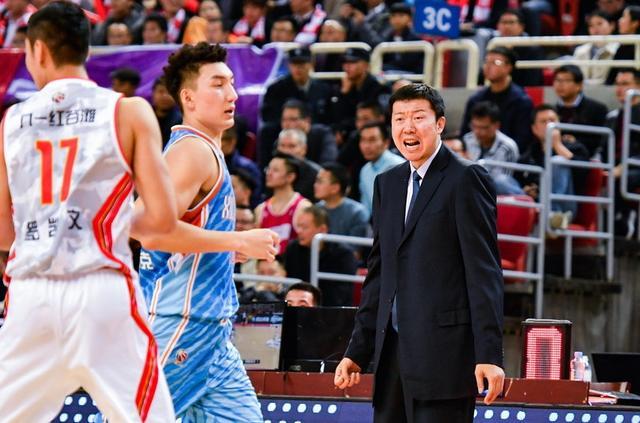  利兹联保级生死战背水一战，主场球迷助威逆转取胜  