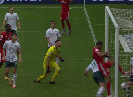  门兴格拉德巴赫定位球战术奏效，德甲劲旅难挡攻势